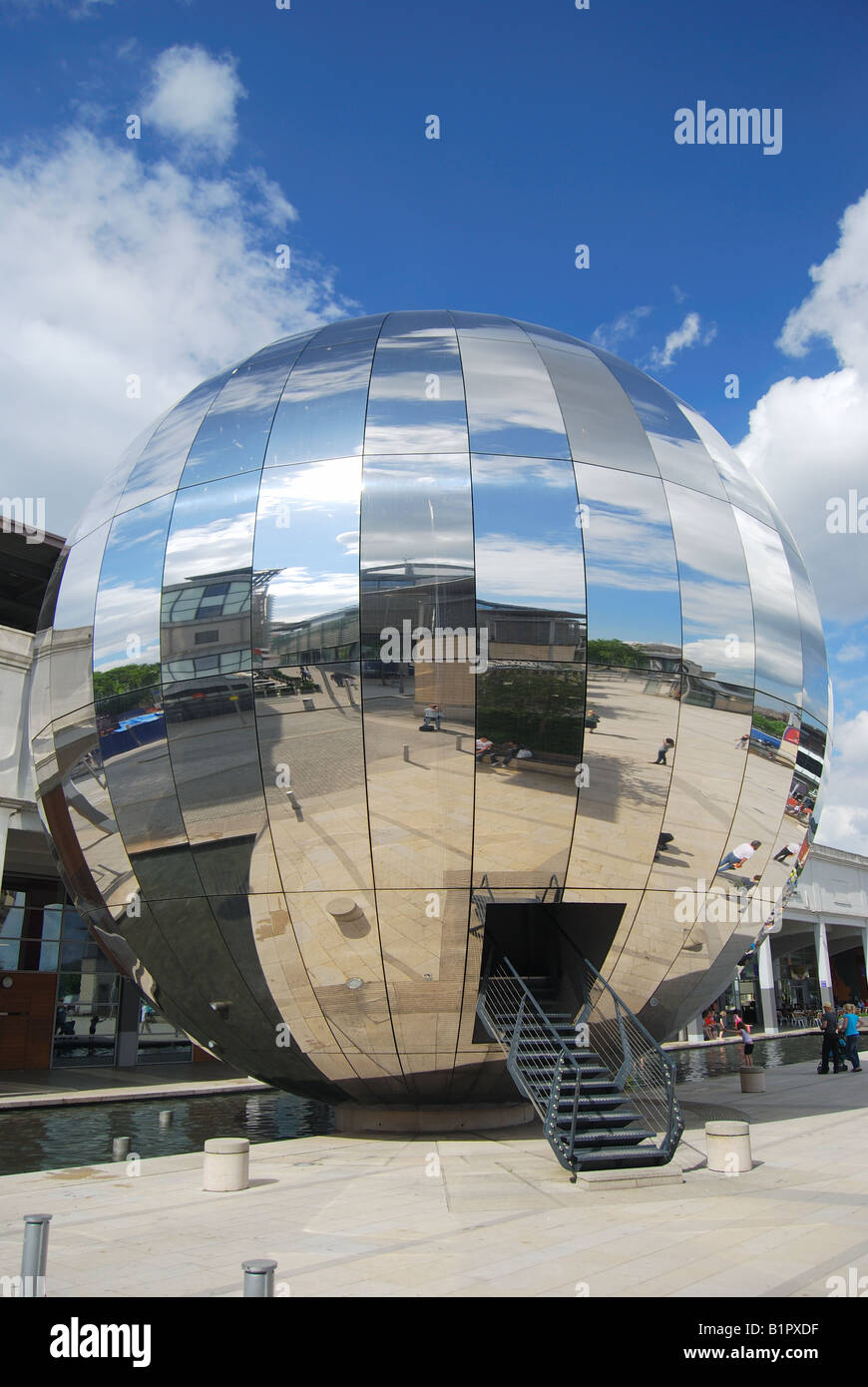 Sfera specchiata Planetarium, a Bristol, Millenium Square, Harbourside, Bristol, Inghilterra, Regno Unito Foto Stock