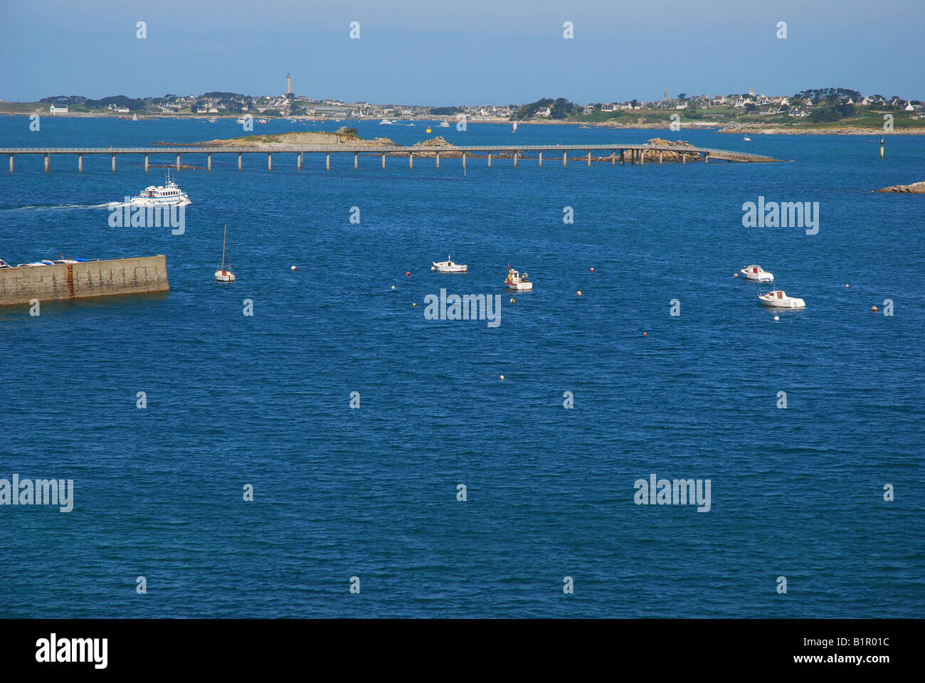 Isola di Batz visto da di Roscoff con dock quando l'acqua alta Foto Stock