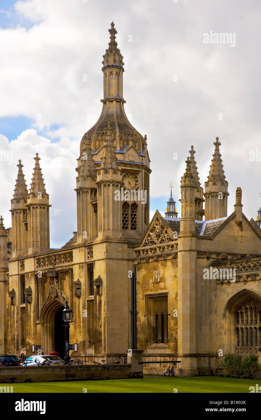 Servizio di portineria e di clock tower presso la porta principale di accesso al King's College, Università di Cambridge, Inghilterra, Regno Unito Foto Stock