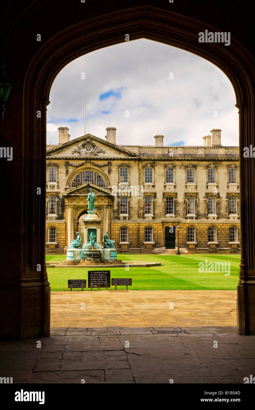 Principale o corte anteriore del King's College, Università di Cambridge, Cambridge, Inghilterra, Regno Unito osservata attraverso il servizio di Portineria Foto Stock