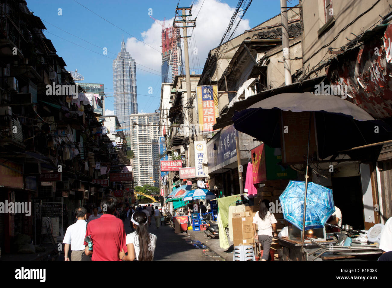 Una scena di strada su una delle stradine dietro il Bund Shanghai in Cina Foto Stock