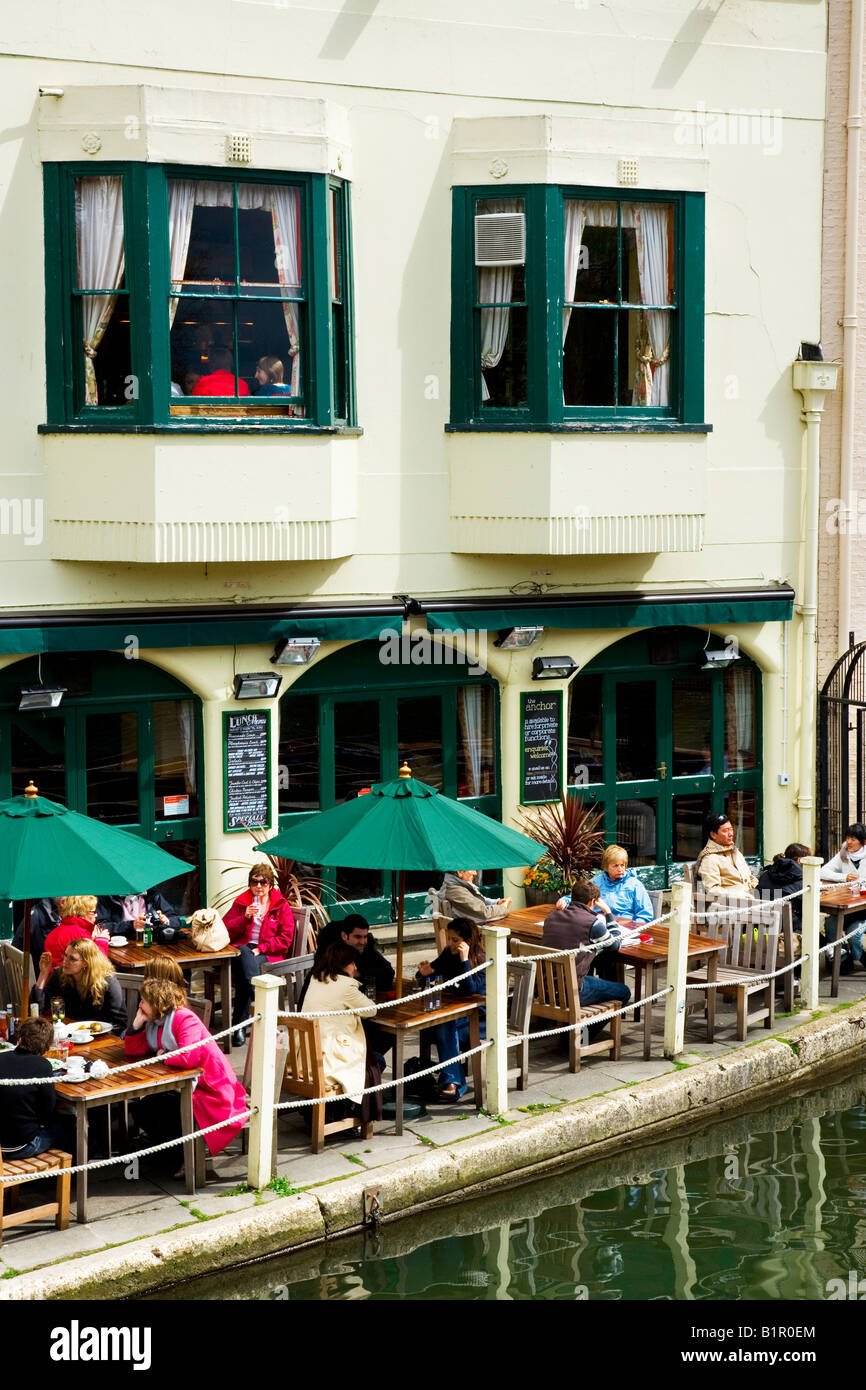 Persone sedute e mangiare fuori all'Anchor pub sulle rive del fiume Cam, Cambridge, Inghilterra Foto Stock