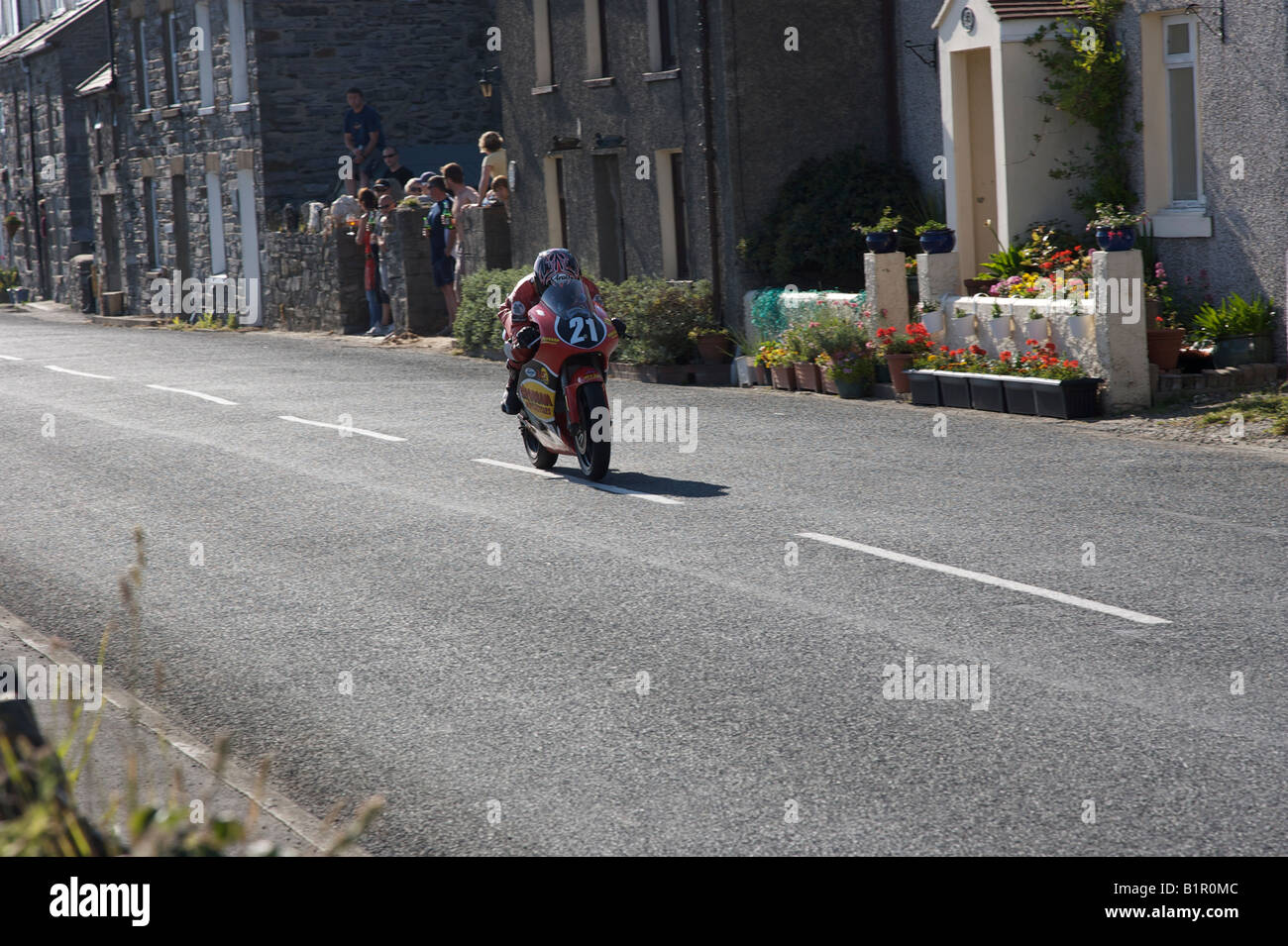 Dan Sayle incendi la sua 125cc Honda race bike fuori della forcina Ballabeg durante il 2008 Isola di Man ultra leggero TT race. Foto Stock