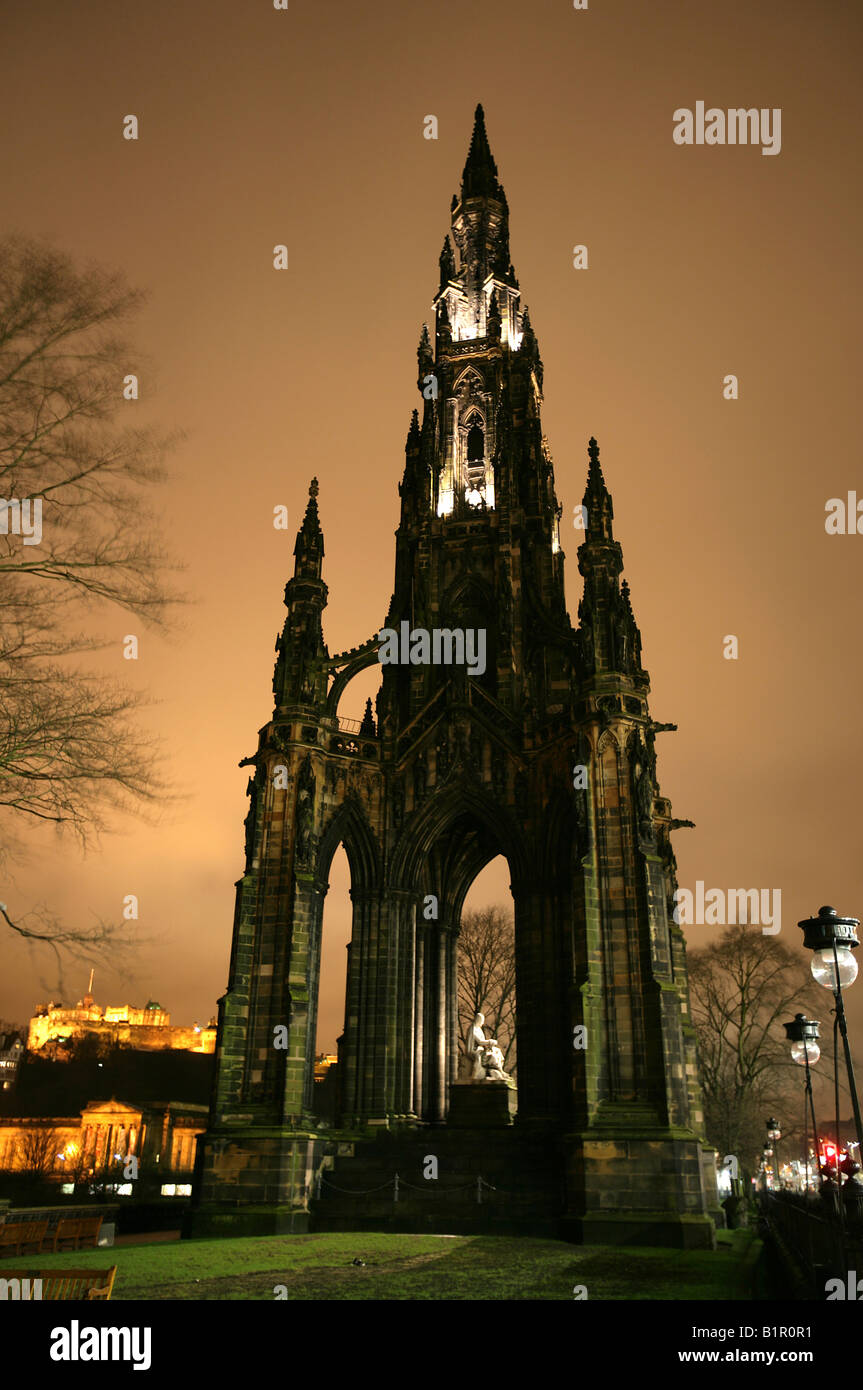 Città di Edimburgo in Scozia. Vista notturna del monumento di Scott che è un memoriale per il romanziere scozzese Sir Walter Scott. Foto Stock