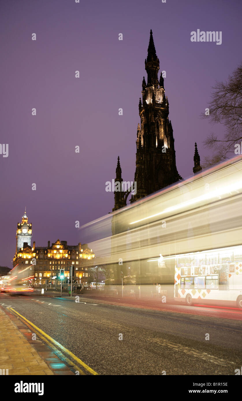 Città di Edimburgo in Scozia. Vista invernale di Princes Street con i mezzi di trasporto pubblico e i pedoni in serata durante le ore di punta. Foto Stock