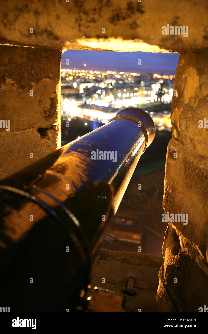 Città di Edimburgo in Scozia. Un cannone a canna la batteria Forewall del  Castello di Edimburgo con il centro della città in background Foto stock -  Alamy