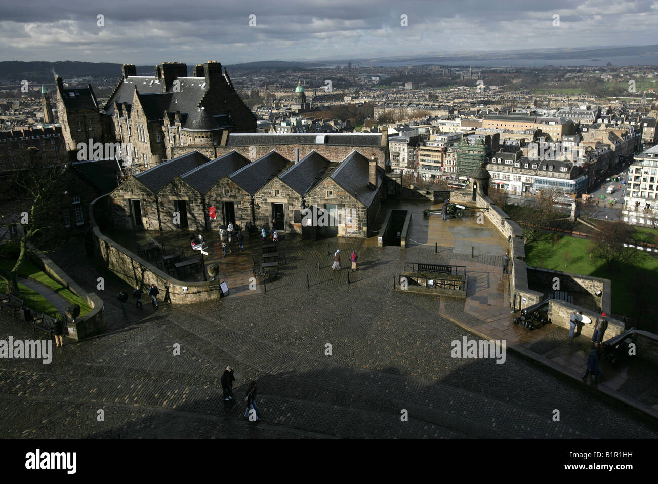 Città di Edimburgo in Scozia. L'ospedale e ex carrello shed, ora una sala da tè, mulini e montare la batteria al Castello di Edimburgo. Foto Stock