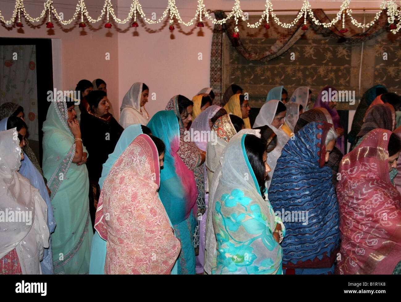 Le donne musulmane pregare insieme a una casa in occasione di Moulid al Nabi profeti ( PBSL ) compleanno , India Foto Stock