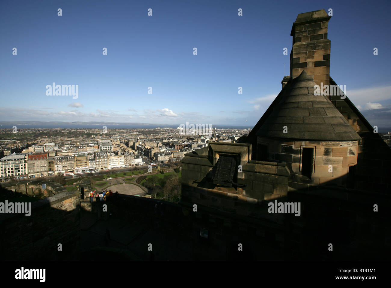 Città di Edimburgo in Scozia. Il Castello di Edimburgo Argyll Torre, sul tetto con vista guardando sopra il centro della città in direzione di Leith. Foto Stock