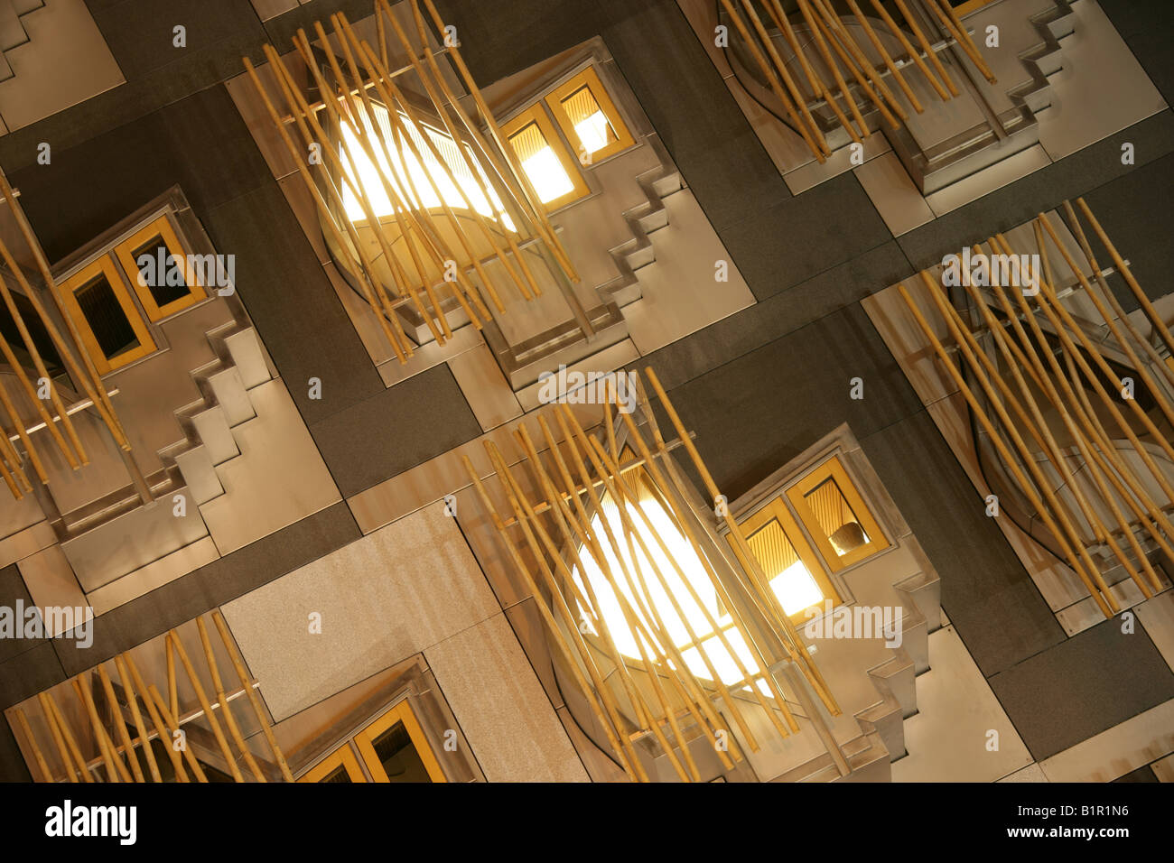 Città di Edimburgo in Scozia. Reid's chiudere la vista del reticolo di quercia windows del Ministro per l'edificio del parlamento scozzese. Foto Stock