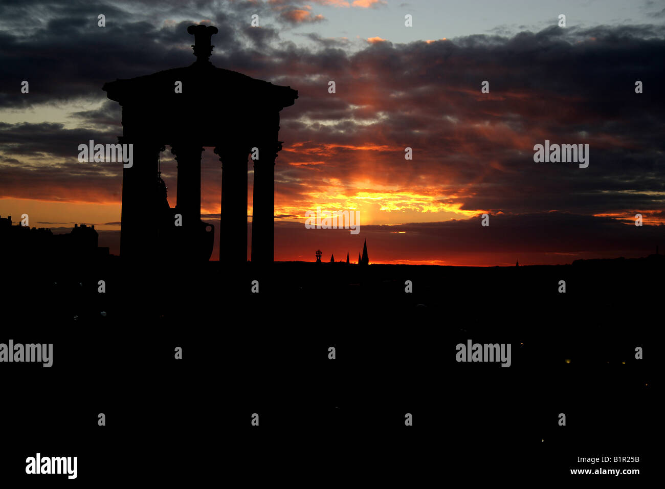 Città di Edimburgo in Scozia. Il tramonto sulla città di Edimburgo con il Dugald Stewart monumento in primo piano. Foto Stock