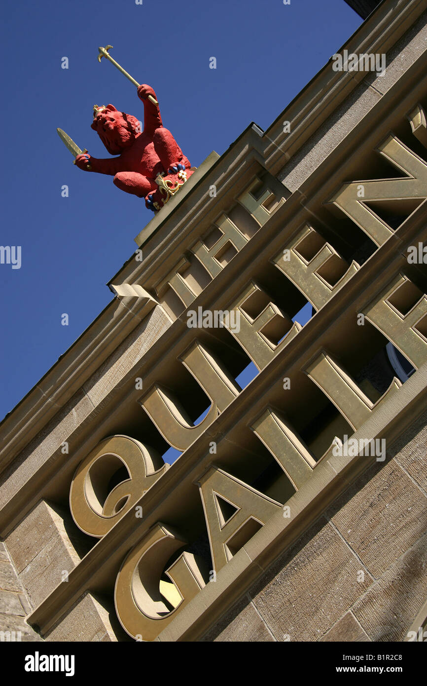 Città di Edimburgo in Scozia. Red Lion statua sopra l'ingresso dei visitatori al Queen's Galleria, presso il Palazzo di Holyroodhouse. Foto Stock