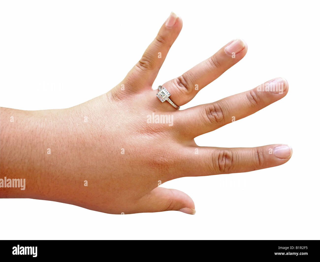 Una donna orgogliosamente in mostra il suo personalizzata in anello di fidanzamento isolato su bianco immagine include tracciato di ritaglio Foto Stock