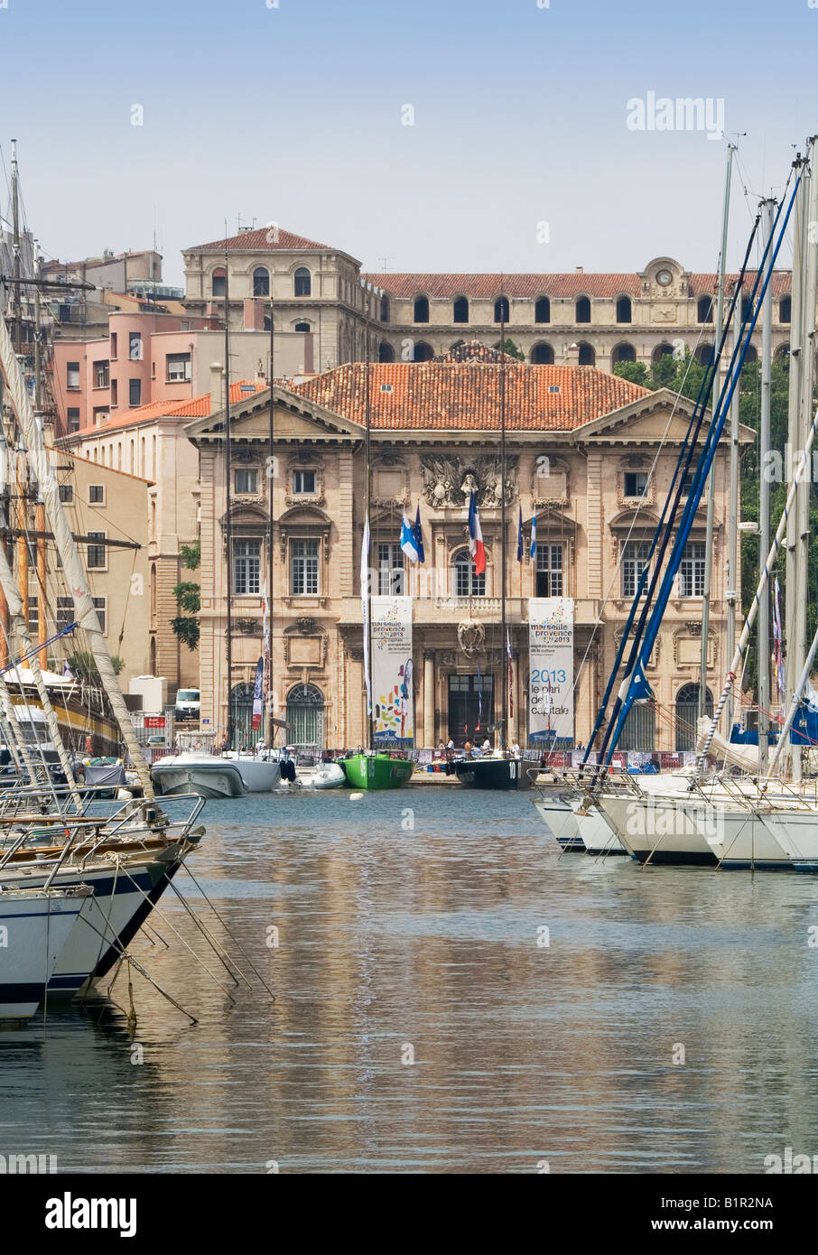 Porto di Marsiglia rivolta verso l' Hotel de Ville (municipio) nel mezzo del lontano shore. Foto Stock