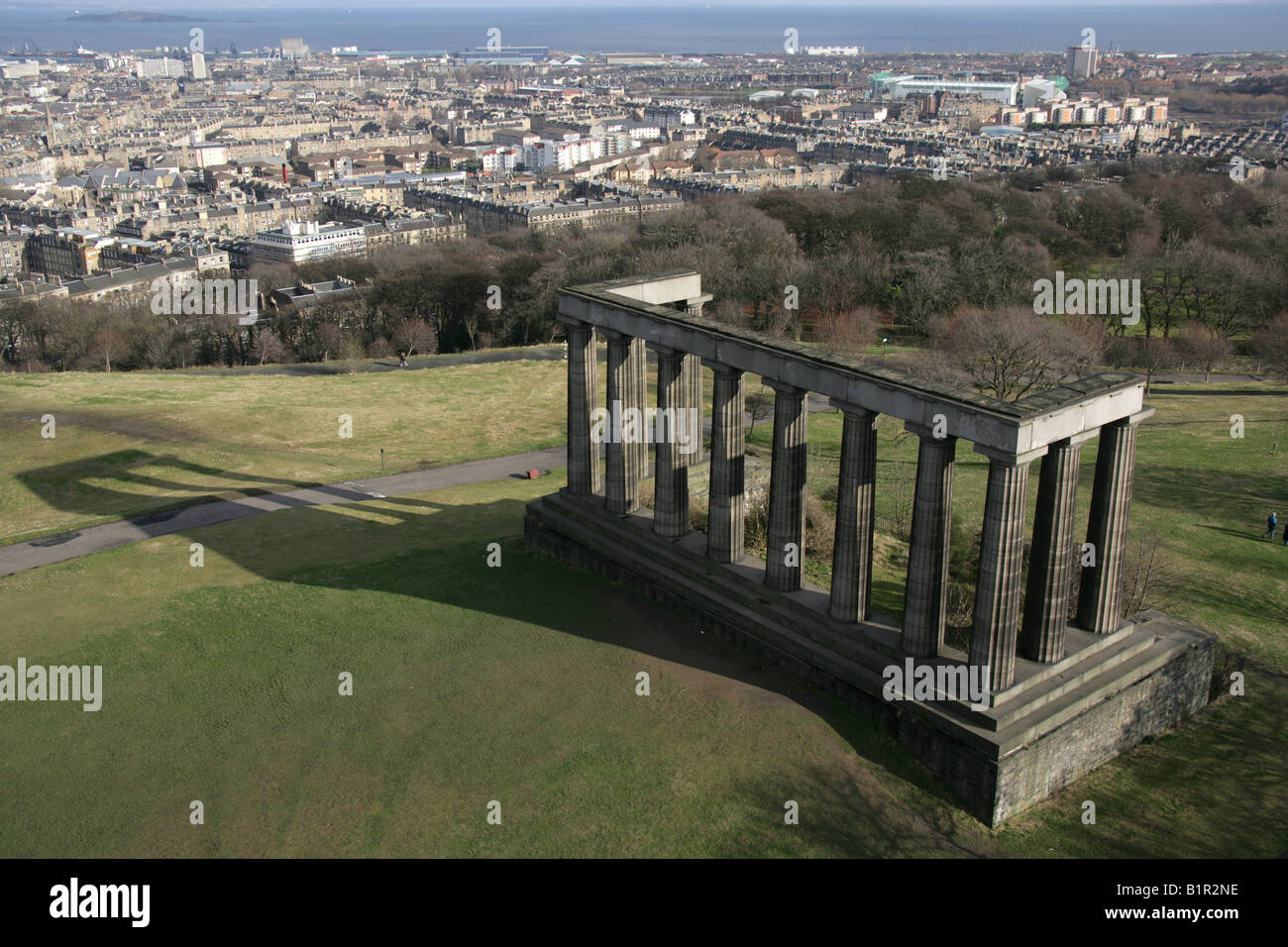 Città di Edimburgo in Scozia. Vista aerea di Calton Hill con Edimburgo, Leith e il Firth of Forth in background. Foto Stock