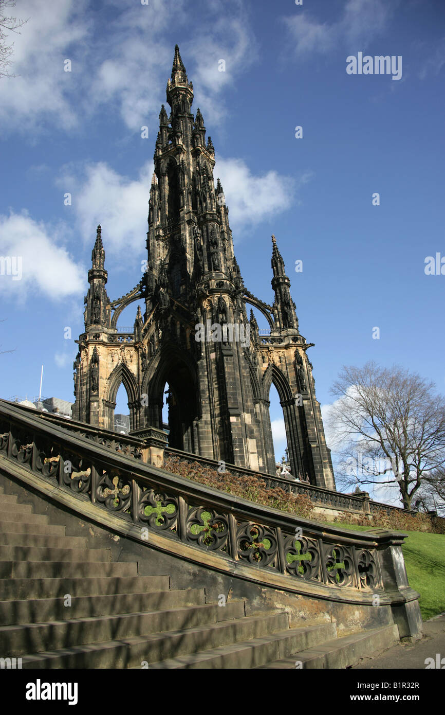 Città di Edimburgo in Scozia. Il monumento di Scott su Princes Street è un memoriale per il romanziere scozzese Sir Walter Scott. Foto Stock