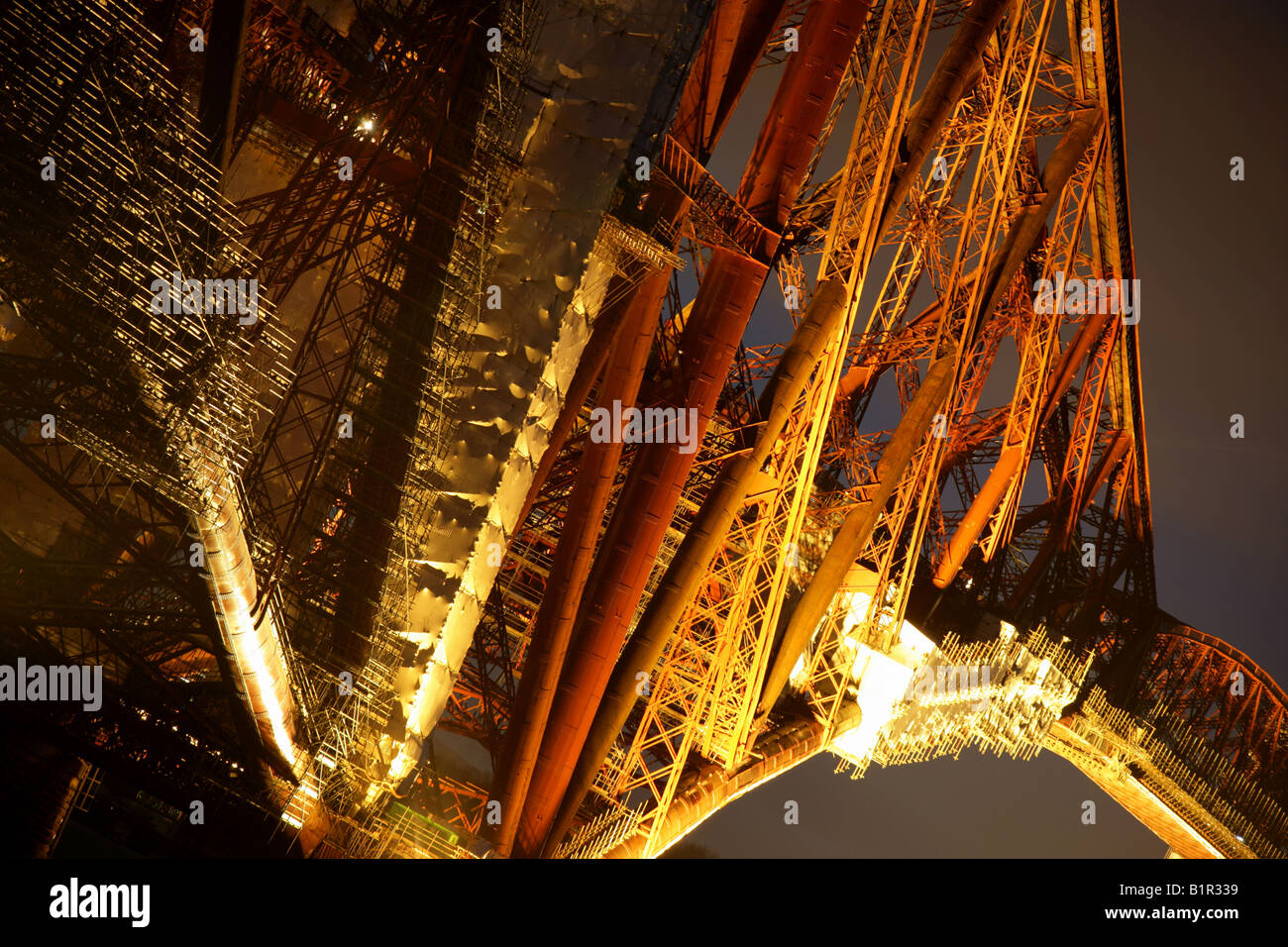 Città di Edimburgo in Scozia. Vista notturna del Ponte di Forth Rail, oltre il Fiume Forth, che mostra i lavori di riparazione in corso. Foto Stock