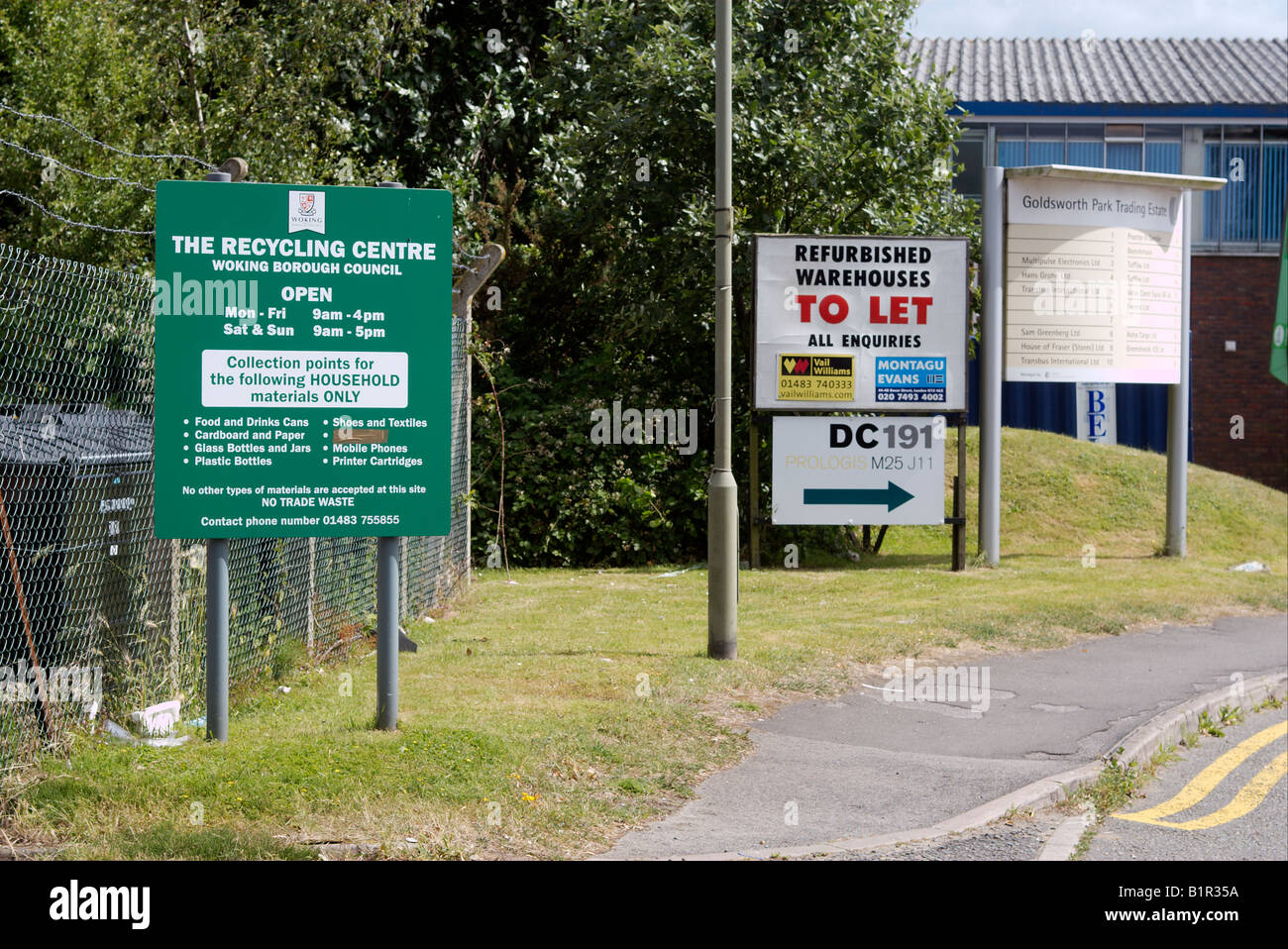 Inghilterra Surrey Woking Goldsworth Park Trading Station Wagon e centro di riciclaggio segni Foto Stock