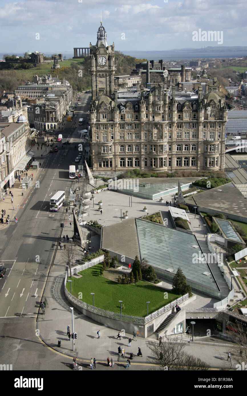 Città di Edimburgo in Scozia. Vista di Princes Street con Princes Mall il Balmoral Hotel e Calton Hill in background. Foto Stock