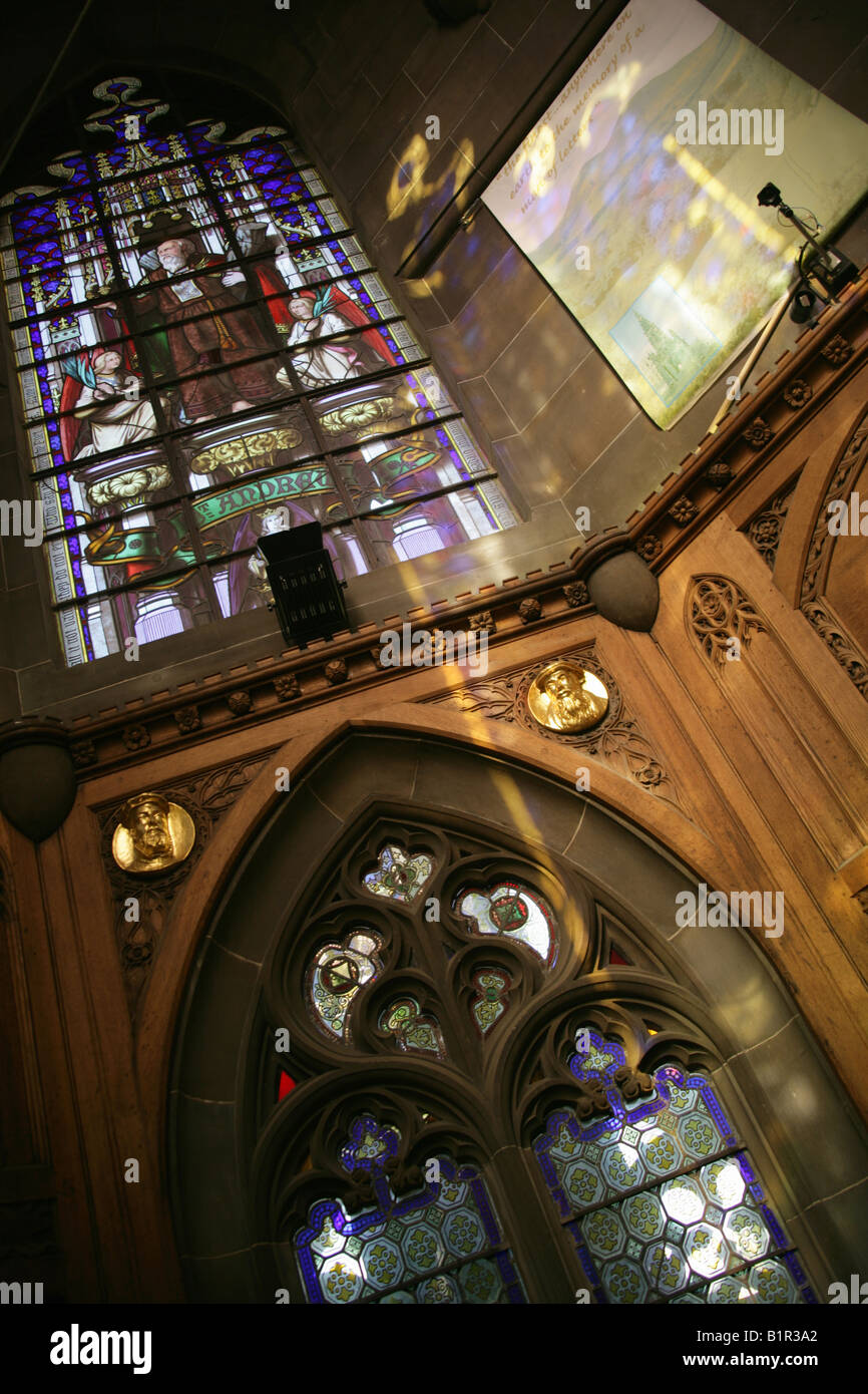 Città di Edimburgo in Scozia. Una finestra di vetro colorato che mostra St Andrew nel monumento di Scott situato a Princes Street. Foto Stock