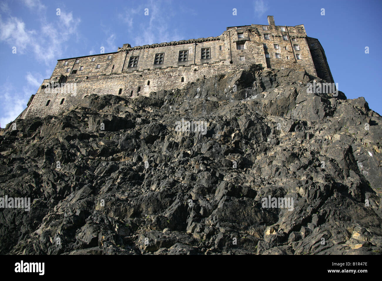 Città di Edimburgo in Scozia. La scogliera a sud la facciata del castello di Edimburgo sulla sommità di Castle Rock visto da Johnston Terrace. Foto Stock
