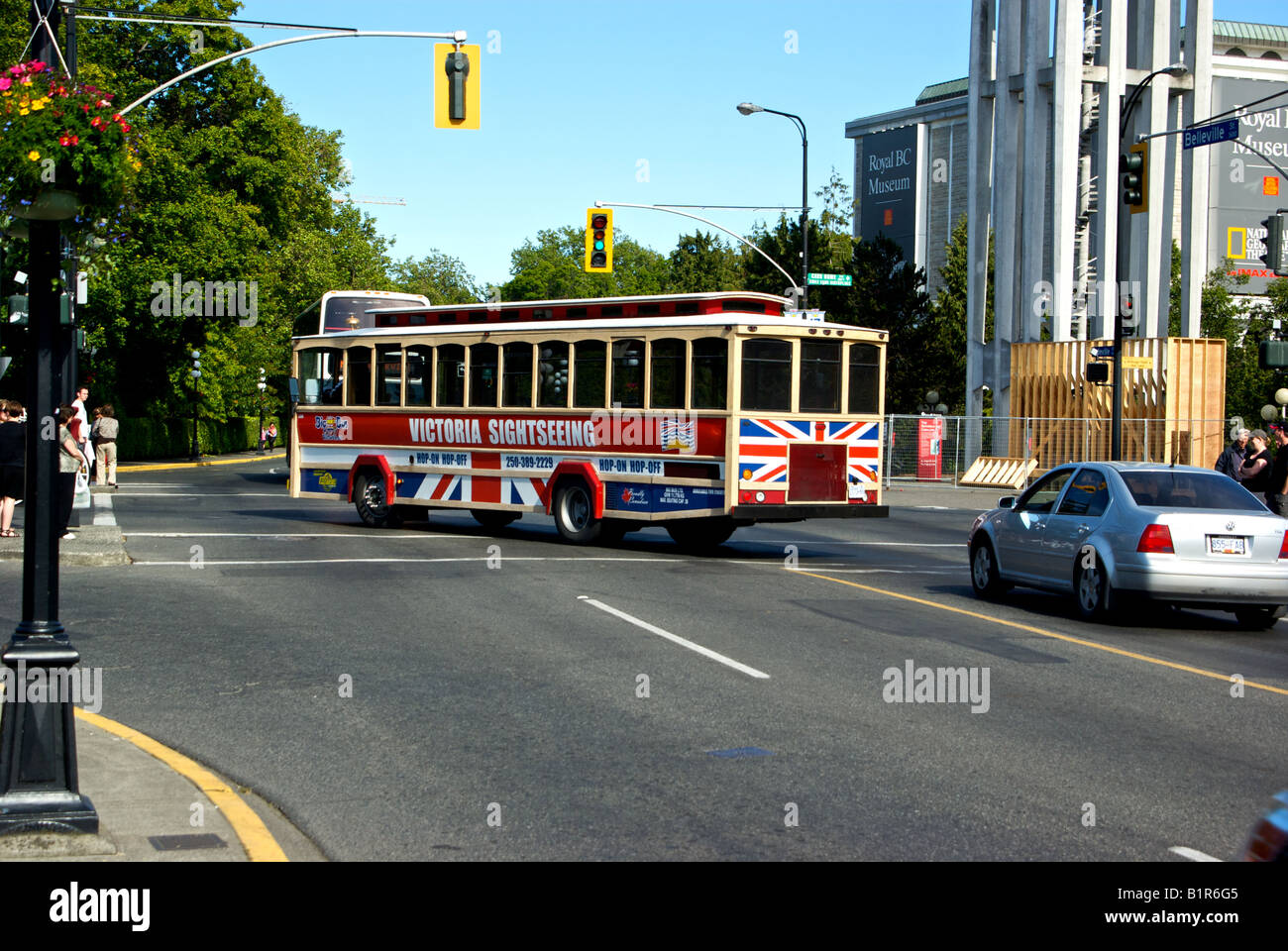 Vecchio stile trolley tour bus facendo girare a sinistra in Victoria Foto Stock