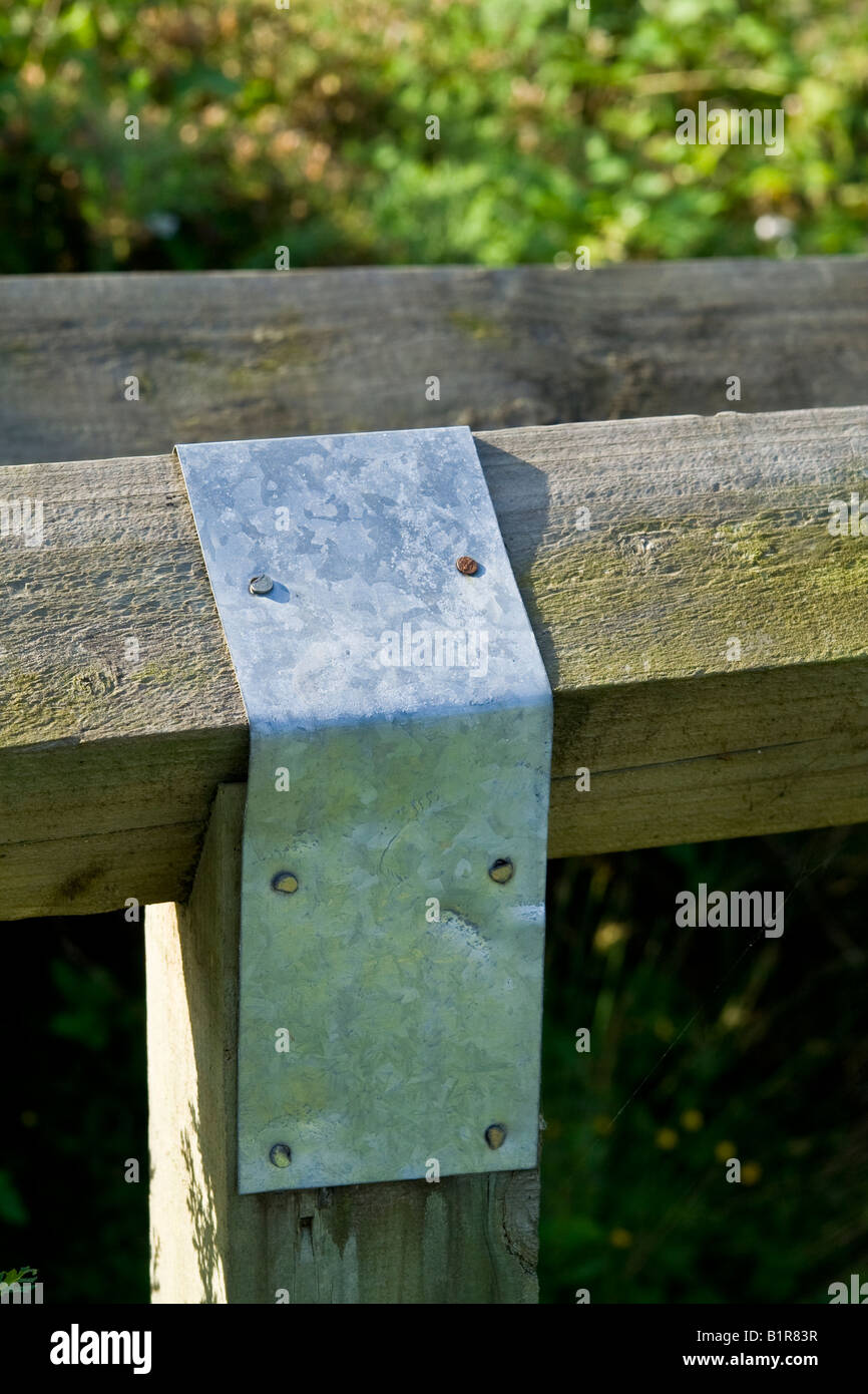 Supporto metallico su un ^staccionata in legno, UK. Foto Stock