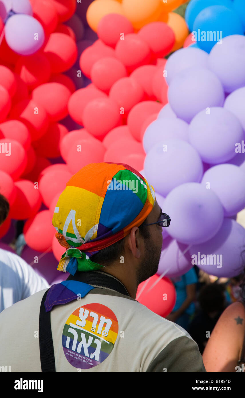Israele Gerusalemme Gay Parade 26 6 08 gay partecipante con rainbow hat e adesivo di politici e di palloncino in bkgd Foto Stock