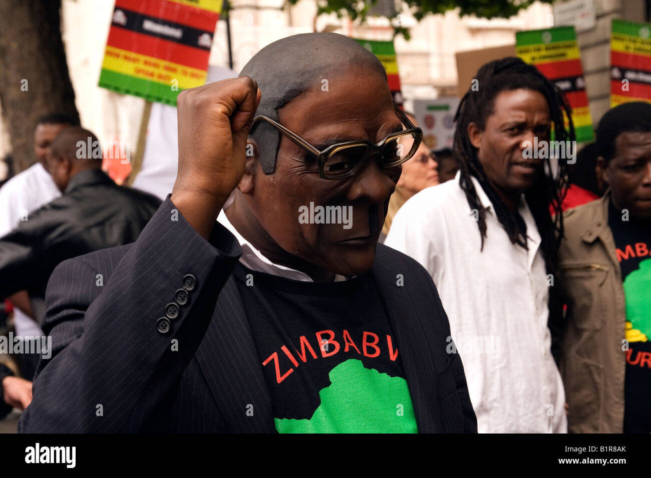 Anti Mugabe manifestanti al di fuori del Sud Africa House Londra Foto Stock