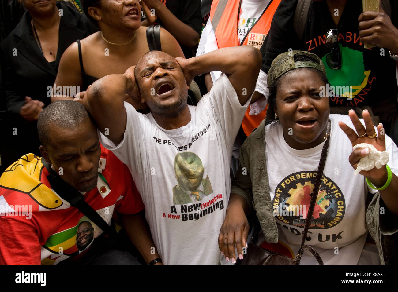 Anti Mugabe manifestanti al di fuori del Sud Africa House Londra Foto Stock