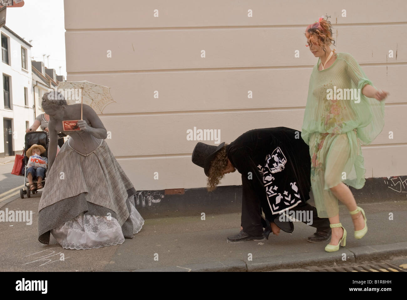Una street performance, dagli attori durante il Brighton Fringe Festival è un evento annuale. Foto Stock