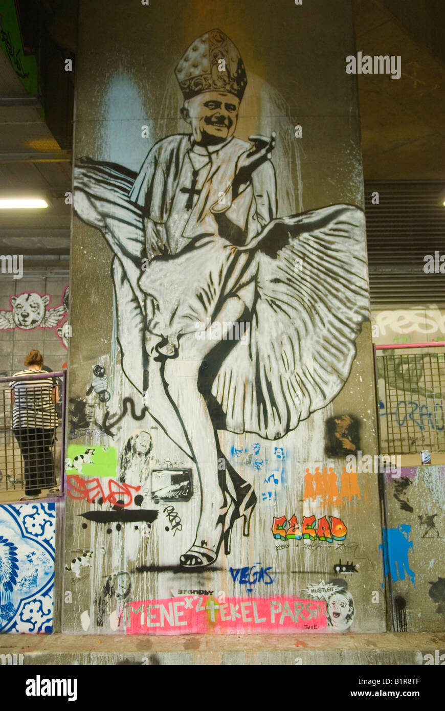 Mostra di Street art con graffiti, immagine del Papa che indossa un abito e scarpe alte curative. Londra Regno Unito 2008 2000s HOMER SYKES Foto Stock