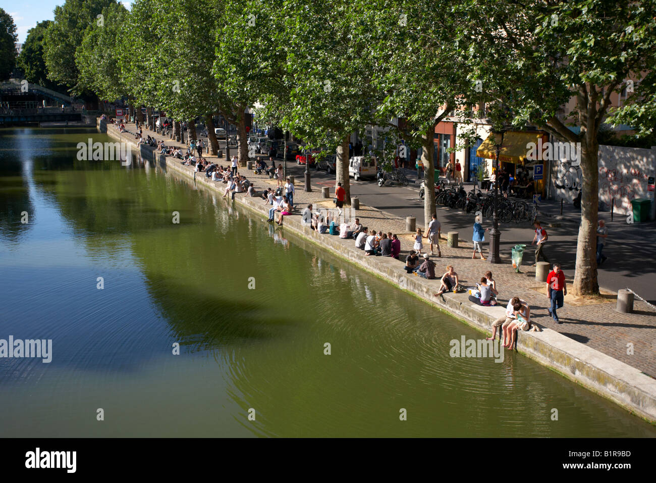 Canal St Martin Parigi Francia durante il fine settimana Foto Stock