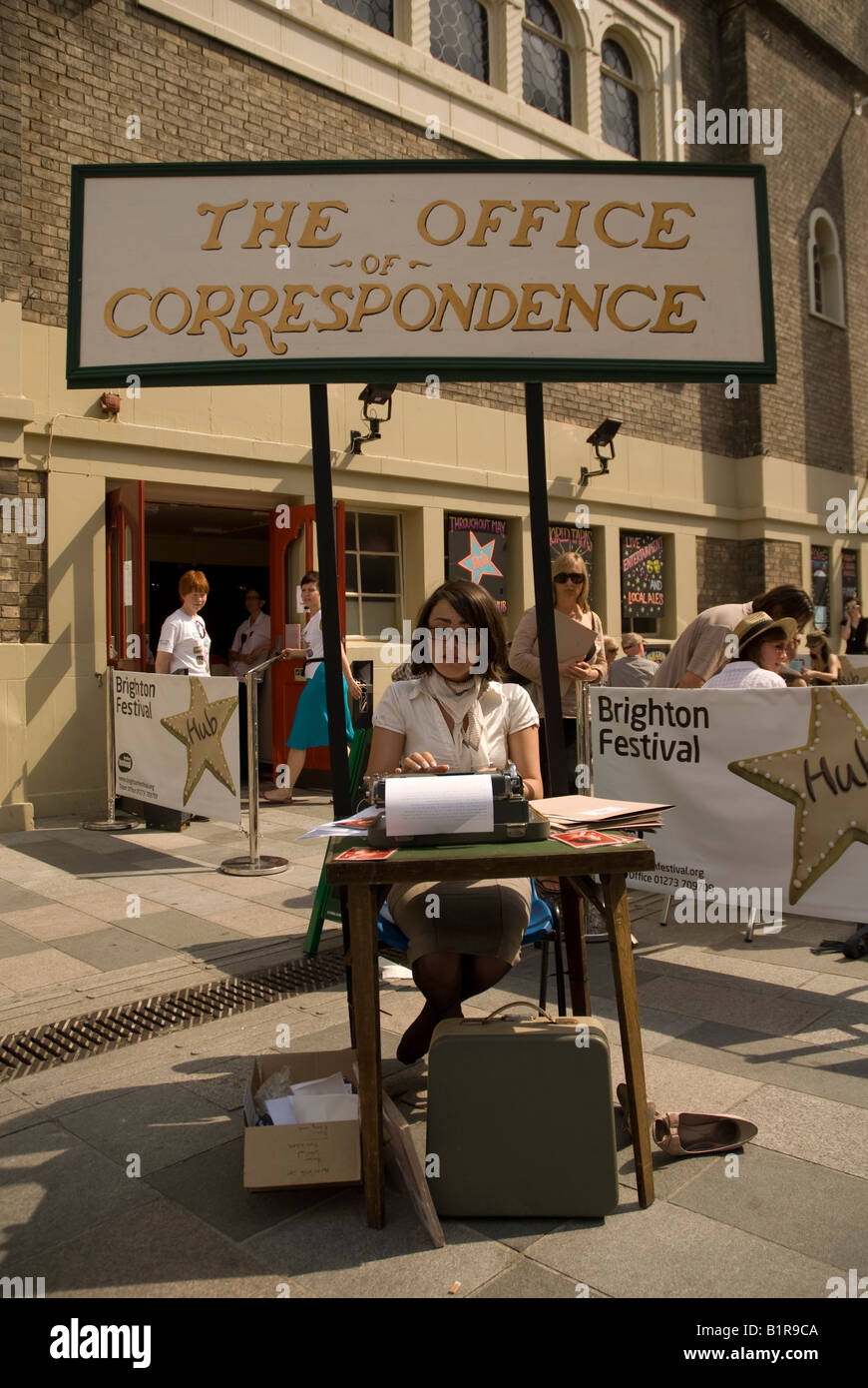 Una street performance in piazza giubilare come parte della Brighton Fringe Festival che è nel North Laine area di Brighton Foto Stock