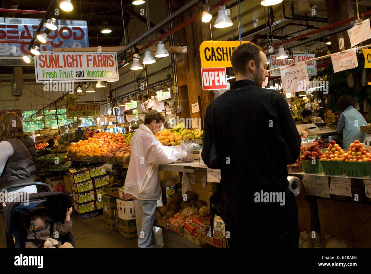 Granville Island mercato con gli acquirenti nel mercato alimentare Foto Stock