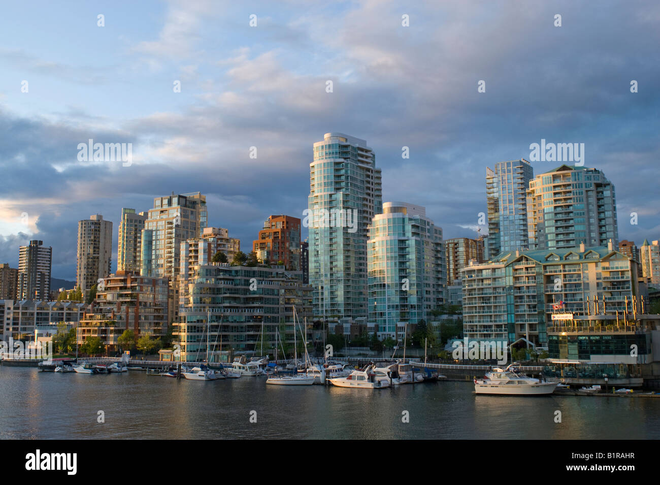 Il Burrard Street Bridge è un sei lane 1932 stile Art Deco in acciaio ponte di travatura reticolare in Vancouver British Columbia Foto Stock