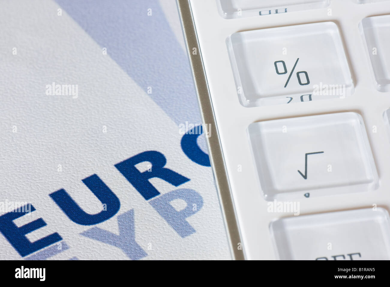 Calcolatore bianco giacente su di banconote in euro Foto Stock