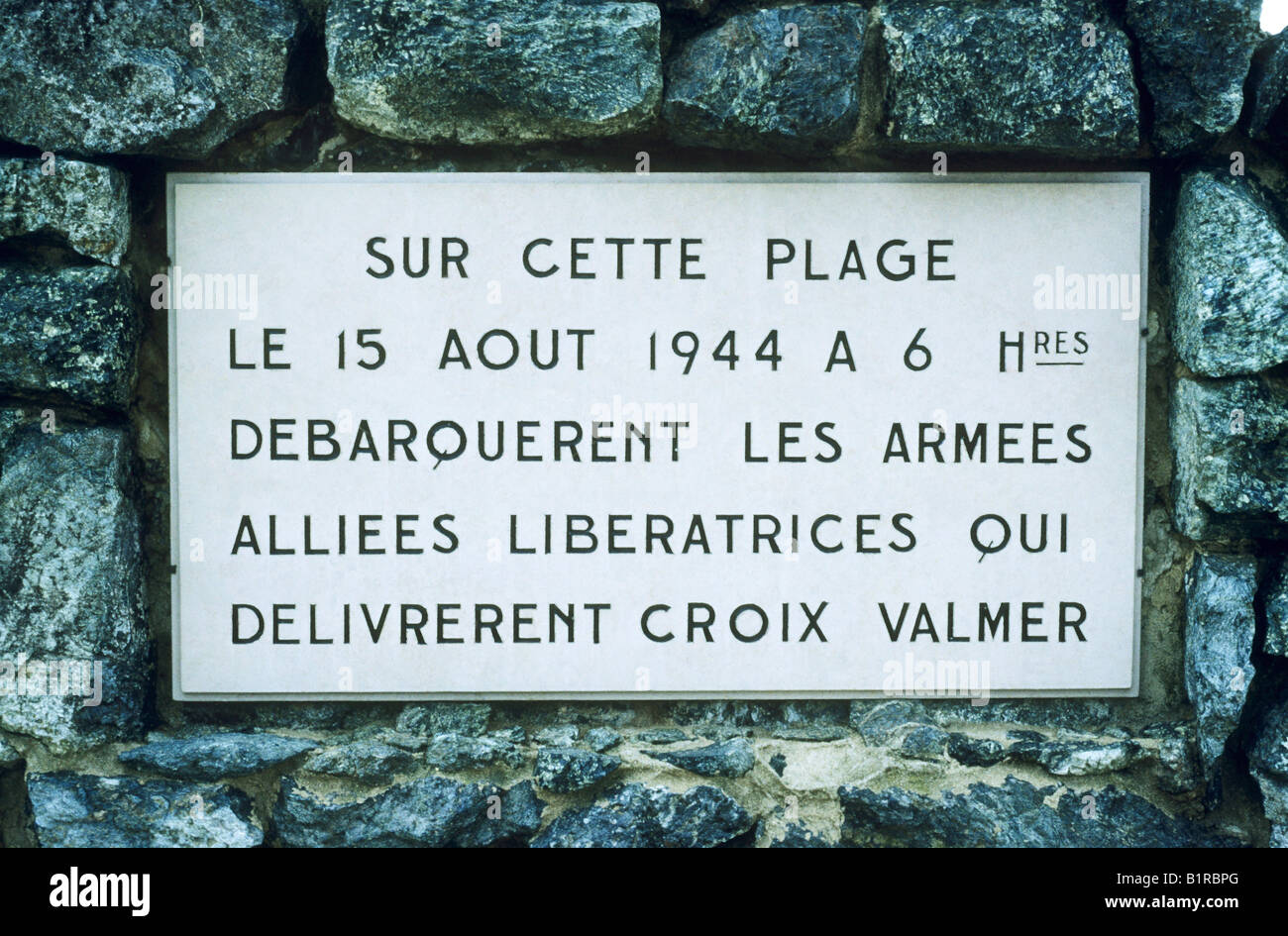La Croix Valmer Beach di seconda guerra mondiale una lapide commemorativa Francia 1944 liberazione dagli alleati sbarco alleato posto Cote d'Azur Foto Stock