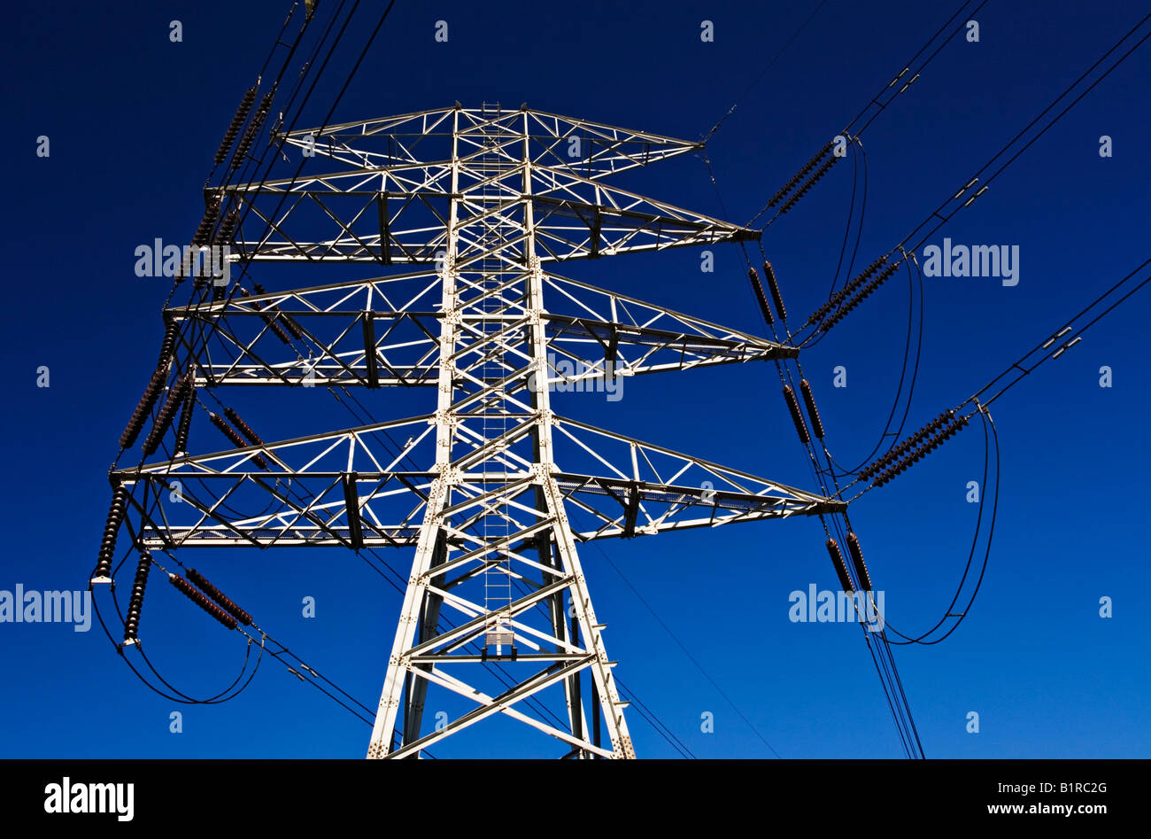 Settore energia / elettricità. Una tensione alta torre di trasmissione e linee di alimentazione. Foto Stock