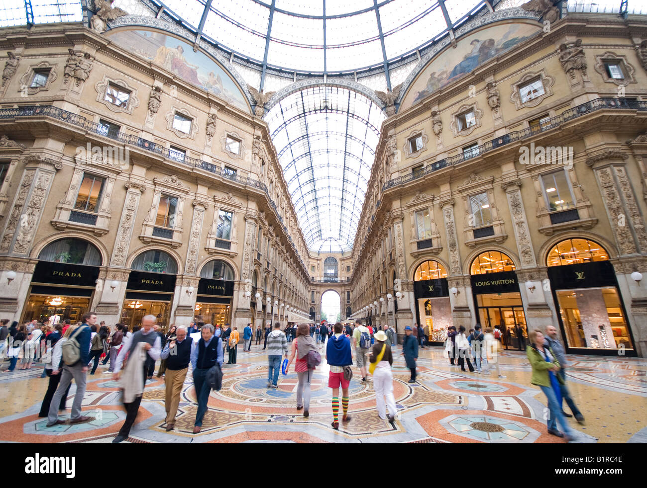 Le persone all'interno di Galleria Vittorio Emanuele 2a Milano Italia Foto Stock