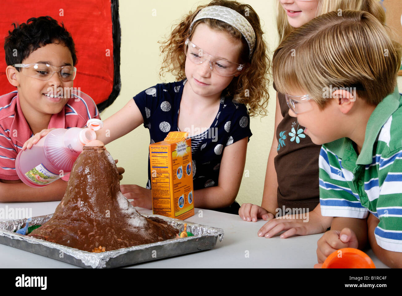 Fotografia di stock di ragazzi in età scolare facendo un progetto di scienze Foto Stock