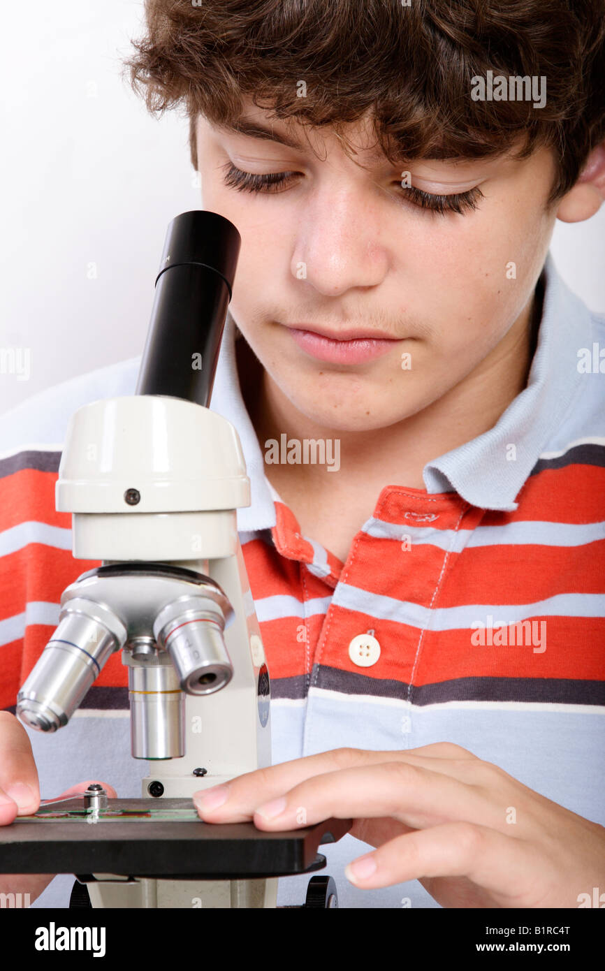 Fotografia di stock di uno studente utilizzando un microscopio Foto Stock