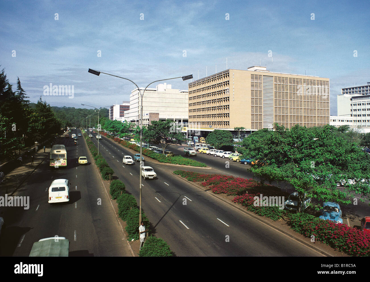 Il traffico su Haile Selassie Avenue nel centro della città di Nairobi Kenya Africa orientale Foto Stock