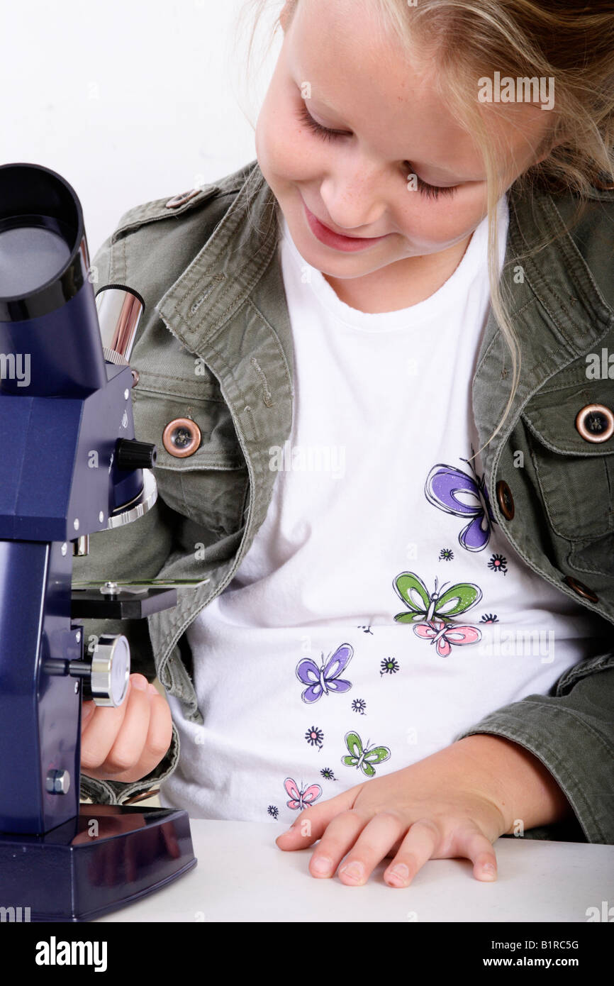 Fotografia di stock di studente utilizzando un microscopio Foto Stock