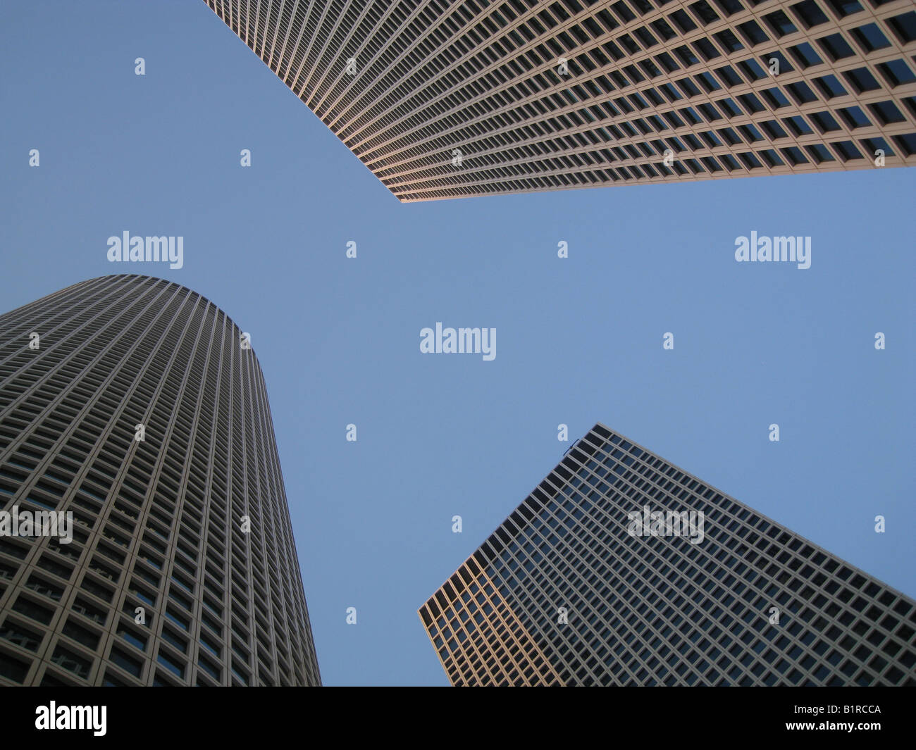 Vista verso l'alto del grattacielo torri del centro Azrieli Tel Aviv in Israele Foto Stock