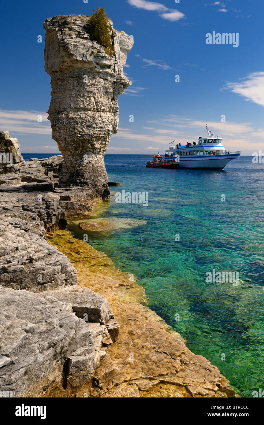 In barca dal fondo di vetro e zodiaco di grandi seastack sulla riva del vaso isola bruce peninsula ontario Foto Stock