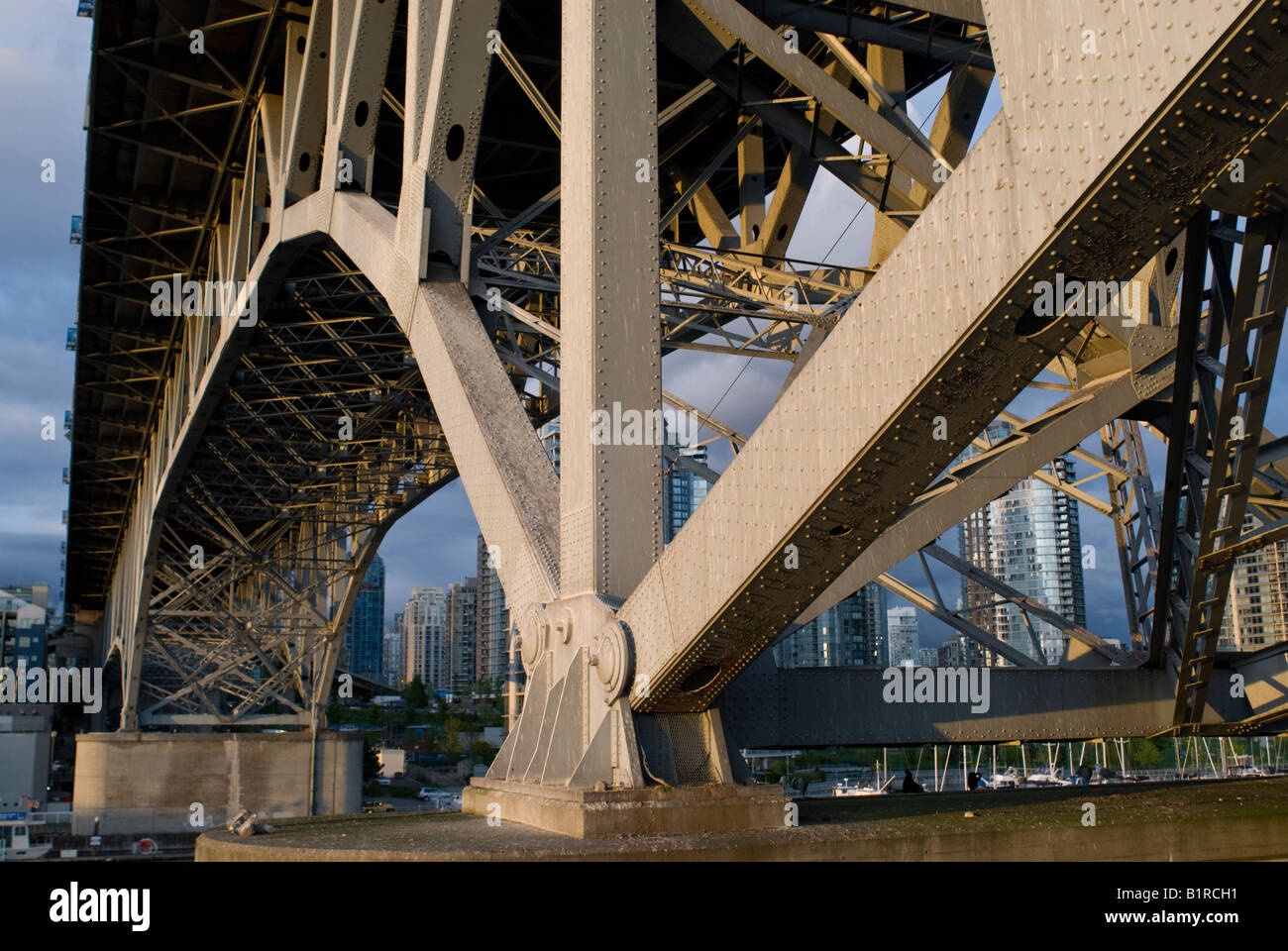 Il Granville Street Bridge in Vancouver è un livello medio di ponte in acciaio con una travatura reticolare attraverso swing span Foto Stock