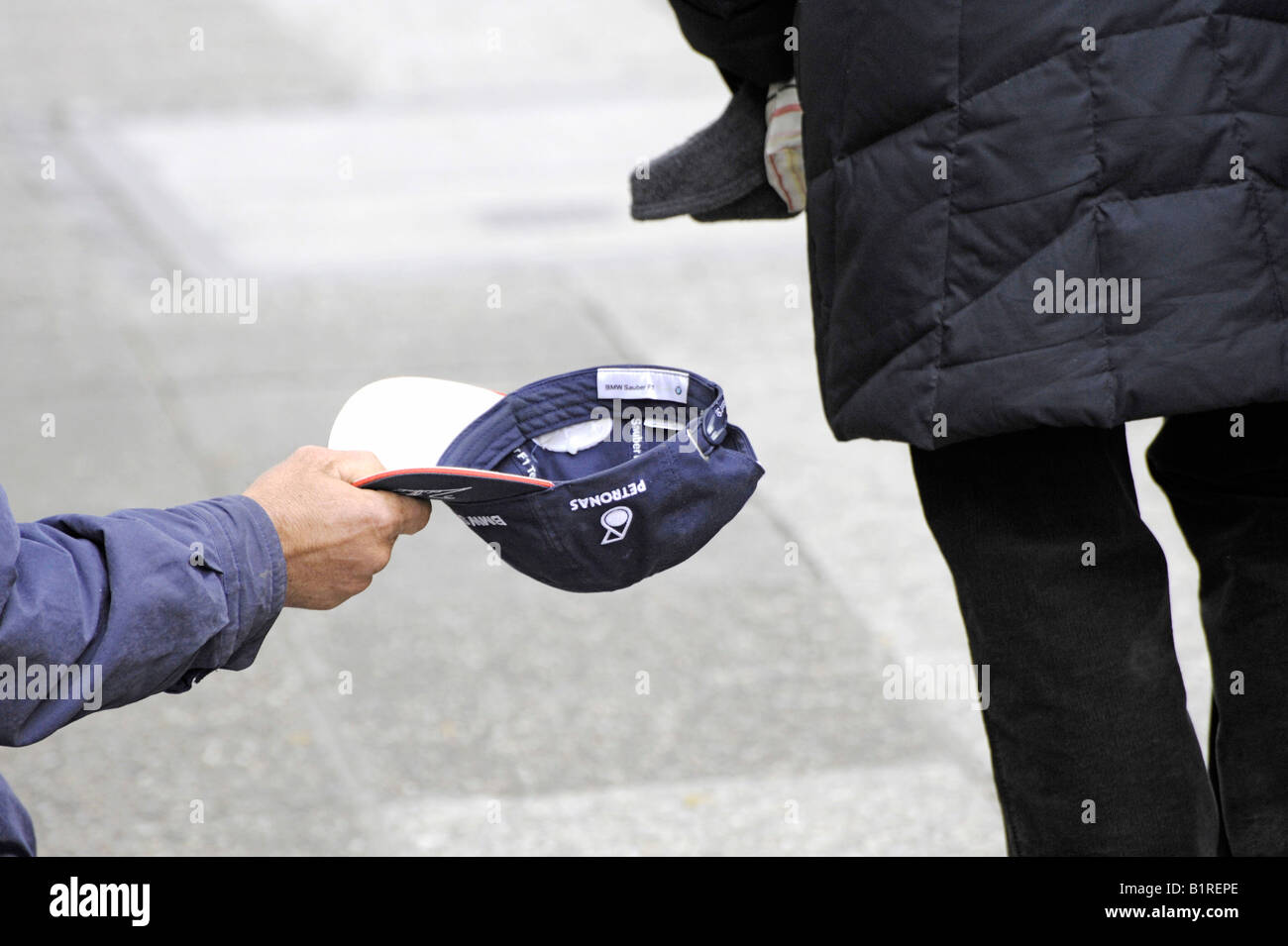 Beggar tenendo fuori il suo cappello per raccogliere denaro, Augsburg, Baviera, Germania, Europa Foto Stock