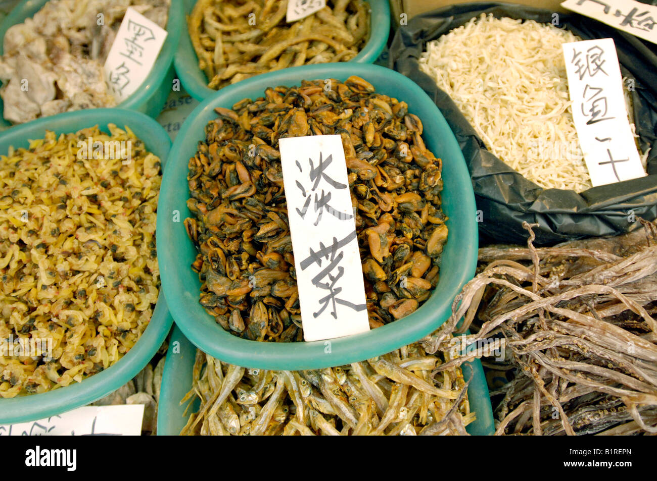 Pesci secchi e capesante per la vendita su un mercato, Xi'an, Shaanxi Province, Cina, Asia Foto Stock