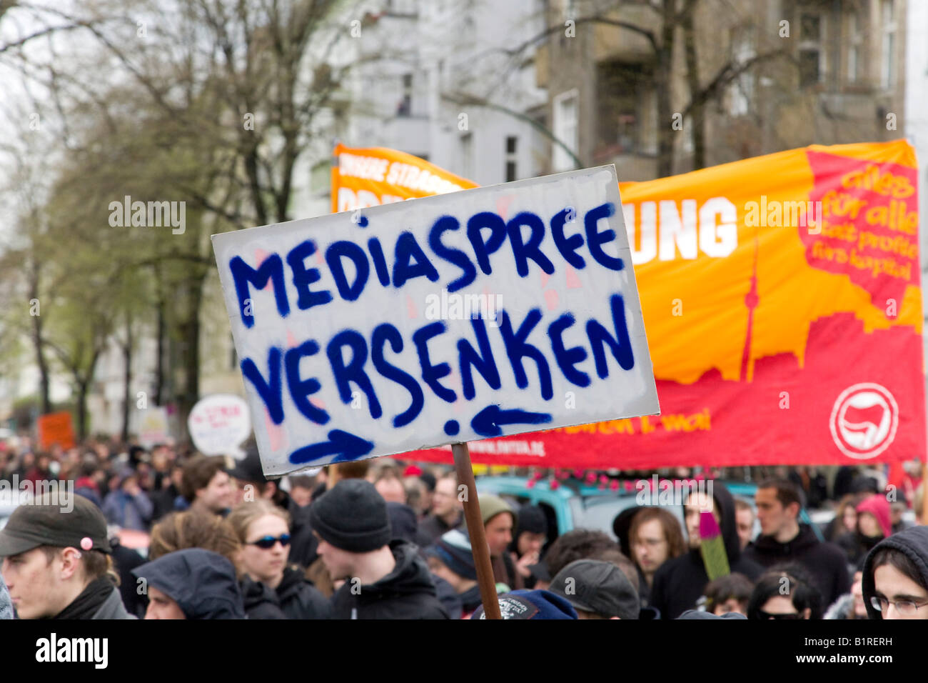 Manifestazione contro il Mediaspree edificio progetto e reimpiego e gentrification in Friedrichshain di Berlino, Germania, Euro Foto Stock